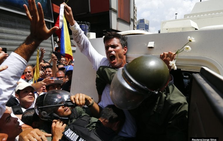 Image from the film A LA CALLE featuring Leopoldo Lopez