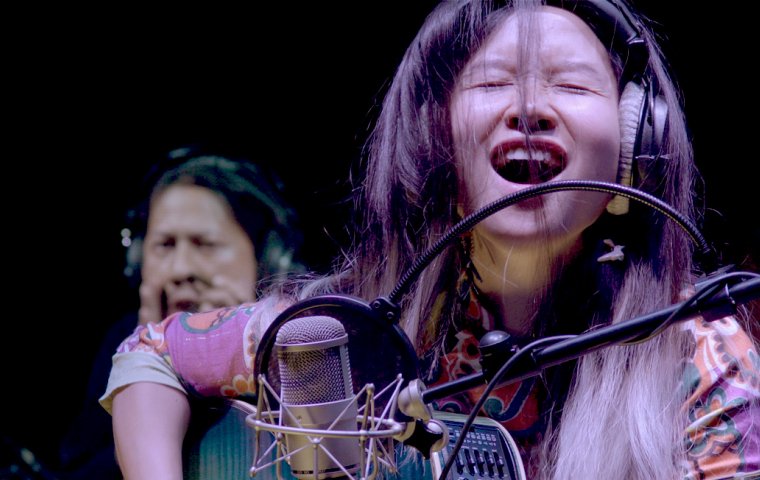 Mai Khoi signing into a microphone 